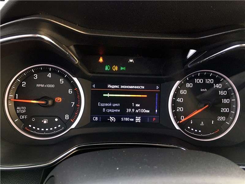Фото Chevrolet TrailBlazer - 4,2-дюймовый цветной дисплей с маршрутным компьютером – признак богатой комплектации