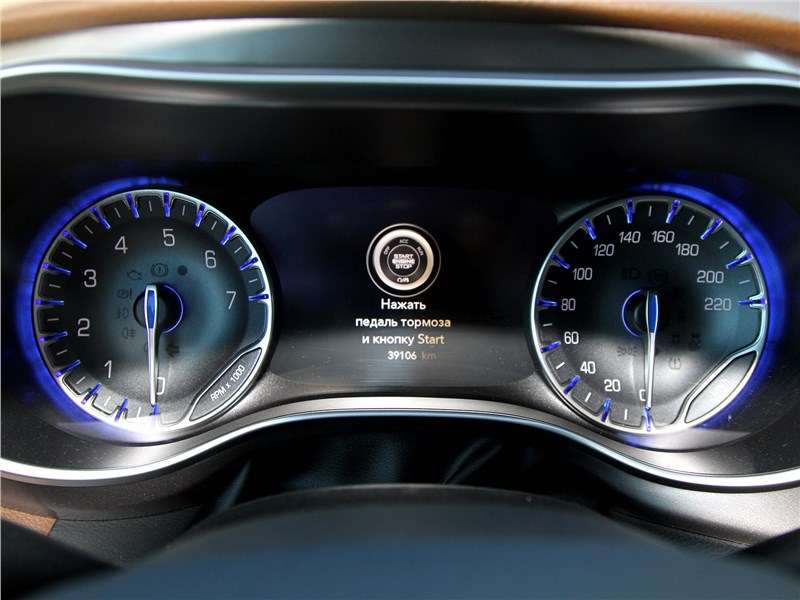 Фото Chrysler Pacifica - Панель приборов оригинальна и лаконична по дизайну, вся информация прекрасно читается