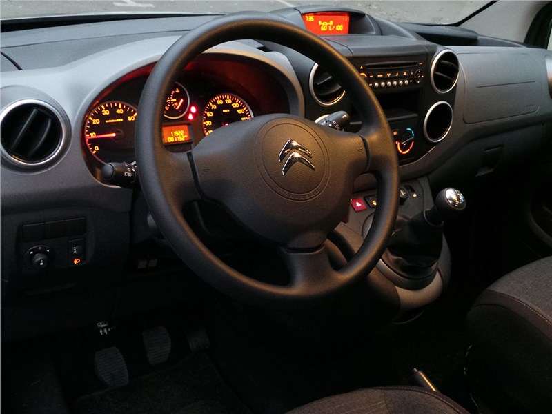 Фото Citroen Berlingo - Интерьеру Berlingo не откажешь в функциональности, но его дизайн – привет из прошлого. Конкуренты обновляются активнее