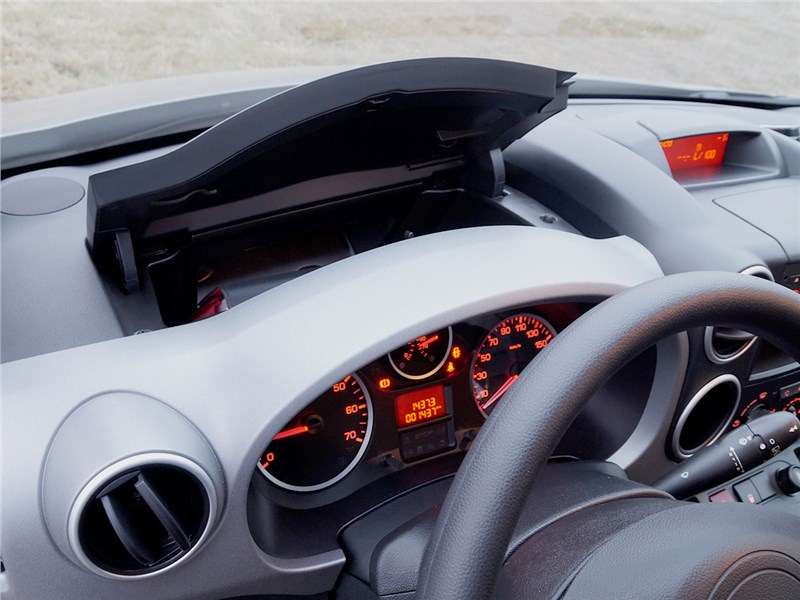 Фото Citroen Berlingo - Над панелью приборов расположен дополнительный «бардачок»,…