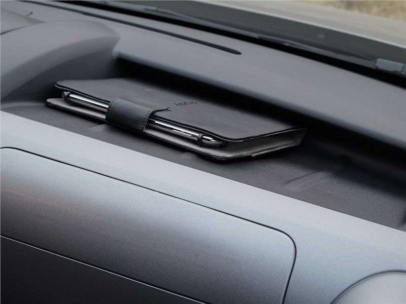 Фото Citroen Berlingo - …а над двумя (!!) перчаточными ящиками – удобная для размещения документов полка-карман