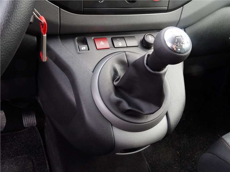 Фото Citroen Berlingo - Рычаг-джойстик коробки передач расположился на приливе торпедо и удобнейшим образом ложится в руку
