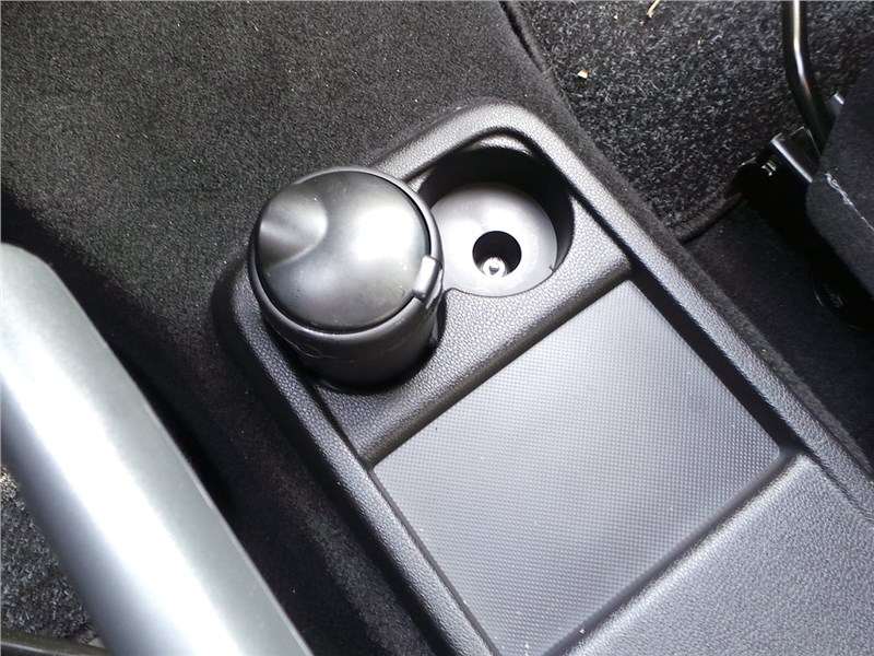 Фото Citroen Berlingo - Между передними сиденьями очень не хватает бокса-подлокотника. Не отказывайтесь от этой опции