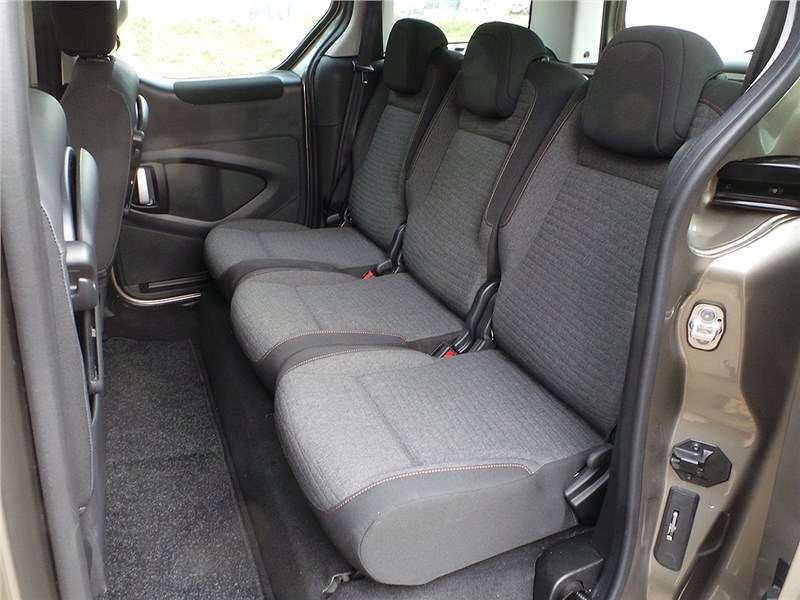 Фото Citroen Berlingo - Раздельные кресла второго ряда узковаты. Зато в задней части салона много «воздуха», особенно над головами пассажиров
