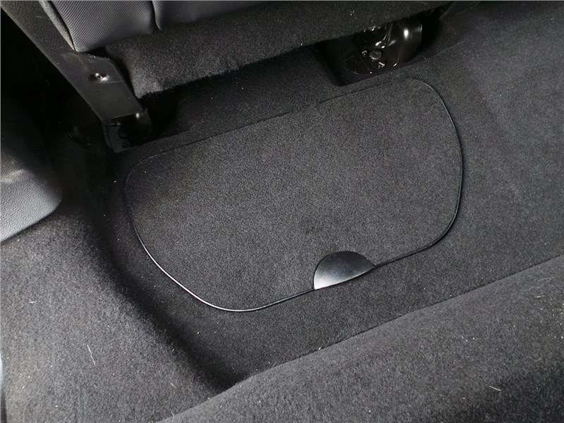 Фото Citroen Berlingo - В полу около заднего ряда сидений выполнены два потайных бокса