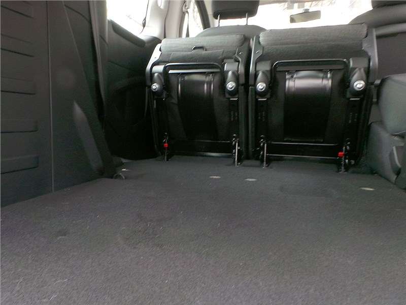Фото Citroen Berlingo - Пол в салоне ровный, при складывании сидений заднего ряда никакой «ступеньки» не образуется