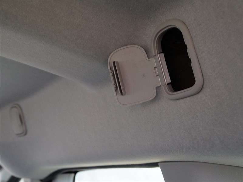 Фото Citroen Berlingo - Внутри салона можно установить дополнительные багажные перекладины и возить длинномеры под защитой от дождя и снега