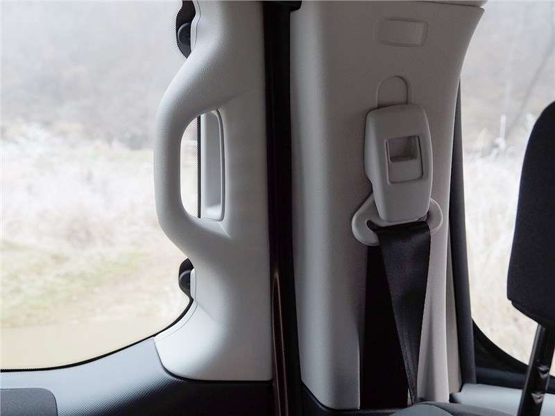 Фото Citroen Berlingo - Сдвижные боковые двери удобно закрывать за мощные внутренние ручки. Ремни безопасности обоих рядов кресел регулируются по высоте