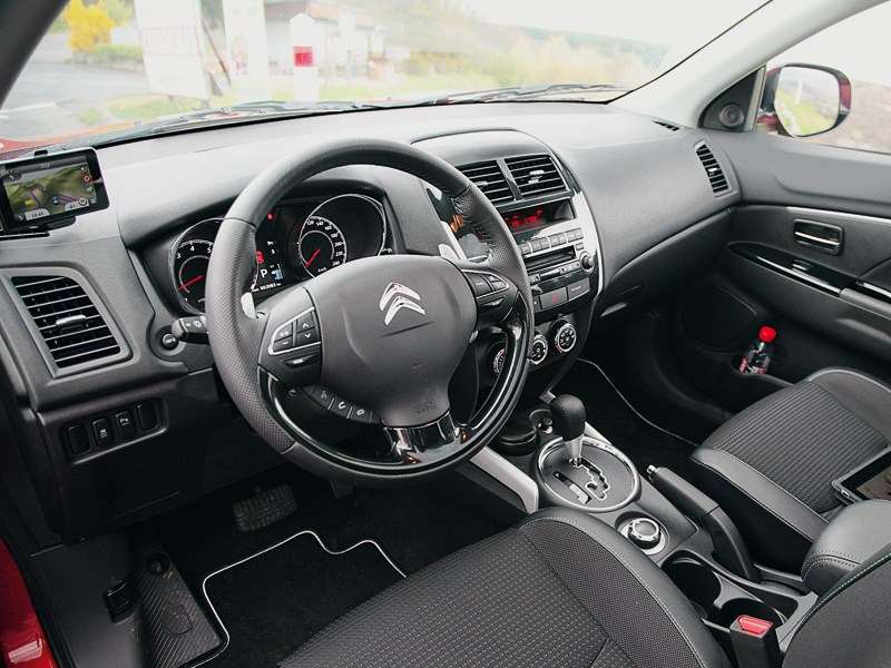 Фото Citroen C4 Aircross - В салоне новый руль и блестящая отделка центральной консоли