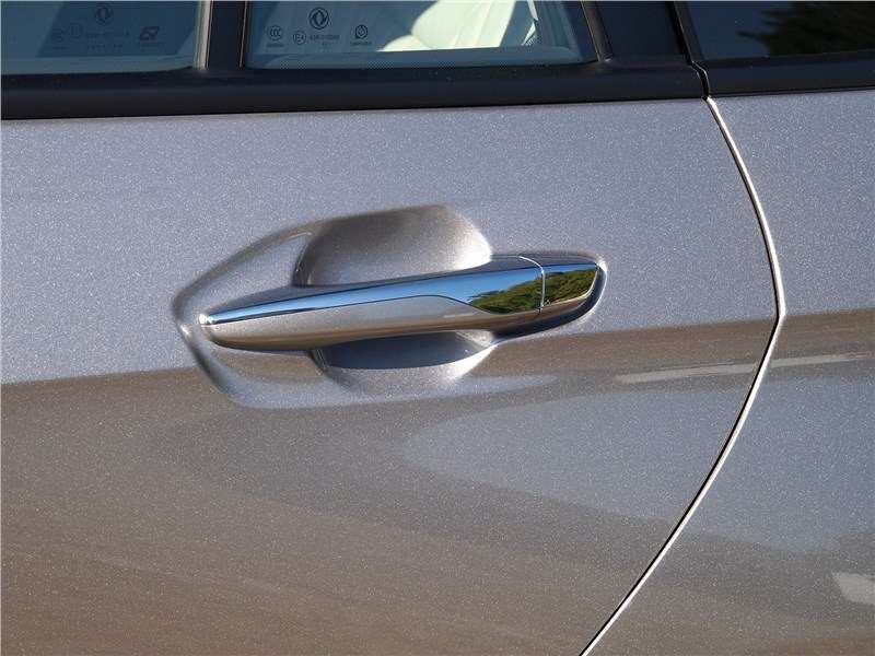 Фото Dongfeng Aeolus Shine Max - Хромированные дверные ручки утоплены в фигурные выемки на дверях. Это дополнительно улучшает аэродинамику кузова