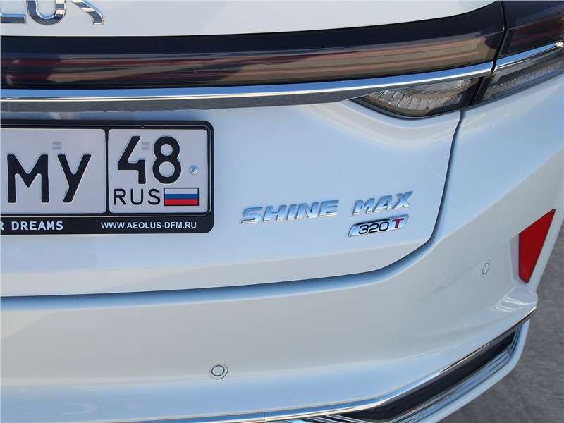 Фото Dongfeng Aeolus Shine Max - По новой китайской традиции числовой шильдик на крышке багажника обозначает величину крутящего момента двигателя