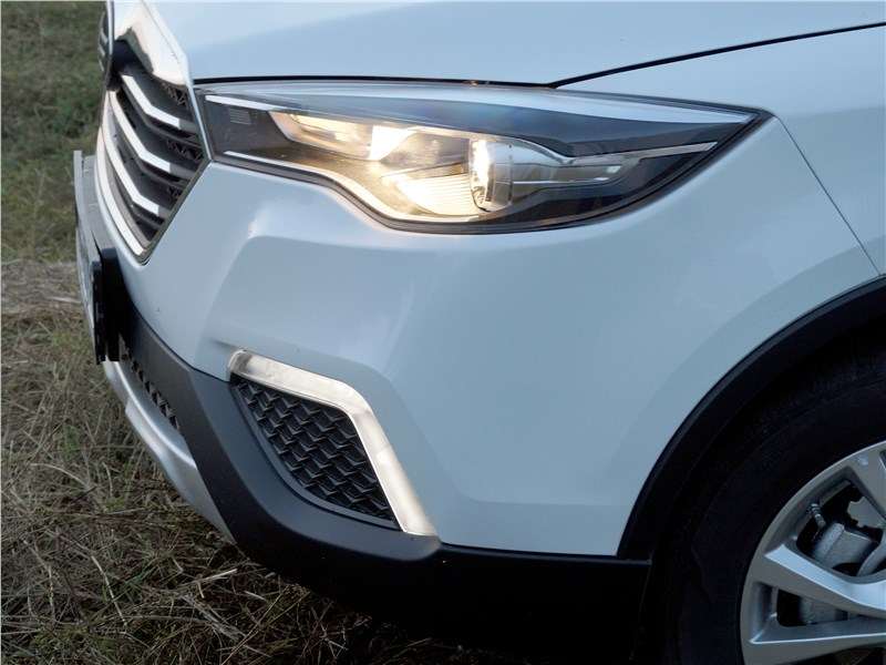 Фото FAW Bestun X80 - При рестайлинге автомобиль приобрел новый передний бампер и красивые узкие фары, обеспечивающие, кстати, отличный свет