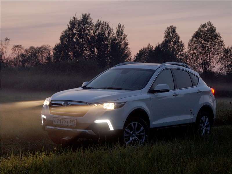 Фото FAW Bestun X80 - Фары у китайского кроссовера «лупят» очень неплохо – и ближним, и дальним светом. Ближний свет с наступлением темноты включается автоматически