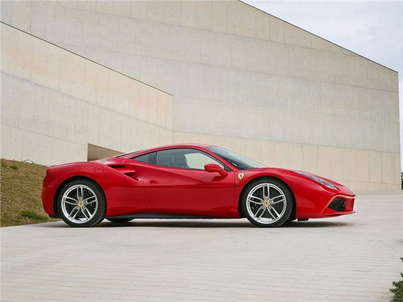 Фото Ferrari 488 GTB - Ferrari 488 GTB 2016 вид сбоку