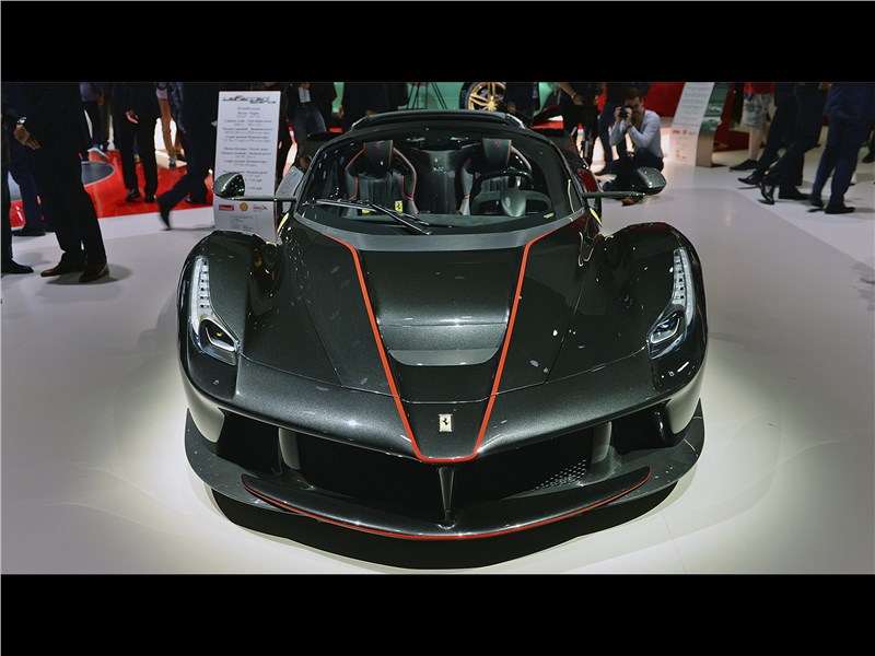 Фото Ferrari LaFerrari - Ferrari LaFerrari Aperta 2017 вид спереди