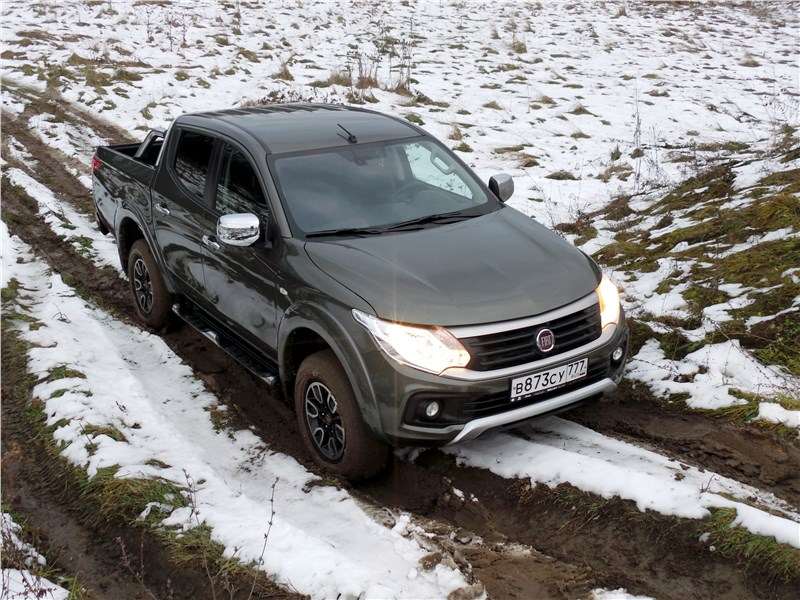 Фото Fiat Fullback - Пикап пытается штурмовать, вроде бы, некрутой подъем по раскисшей осенней глине