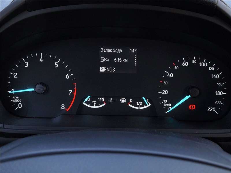 Фото Ford EcoSport - Панель приборов упрощена до предела. Пожалуй, она выглядит скромно даже для автомобиля данного ценового уровня