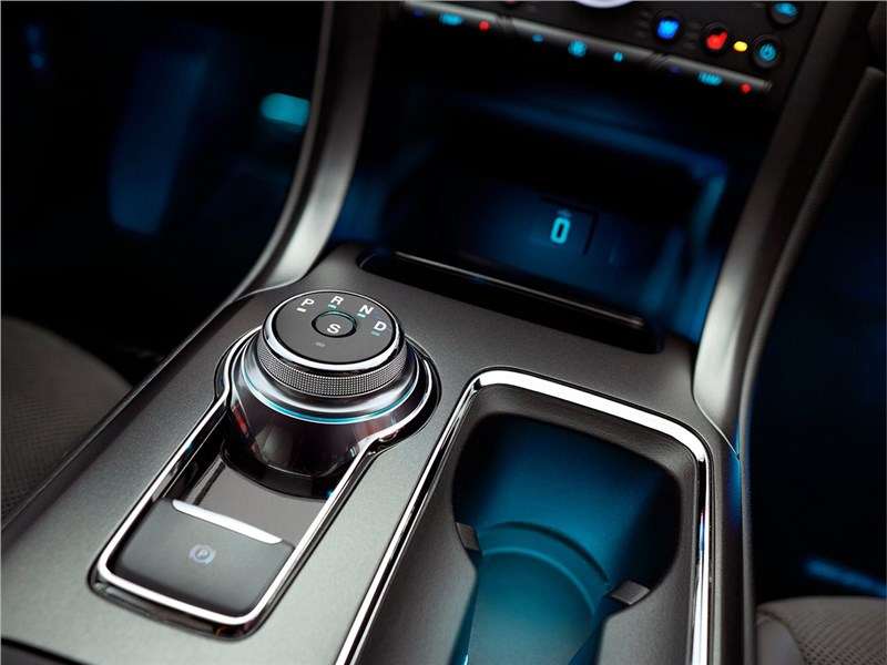 Фото Ford Fusion - Ford Fusion 2016 центральный туннель