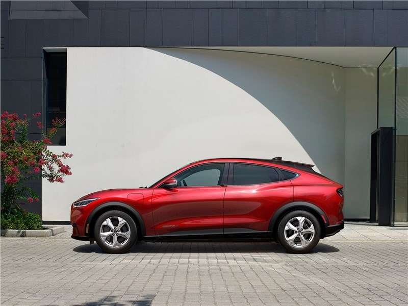 Фото Ford Mustang Mach-E - Ford Mustang Mach-E 2021 вид сбоку