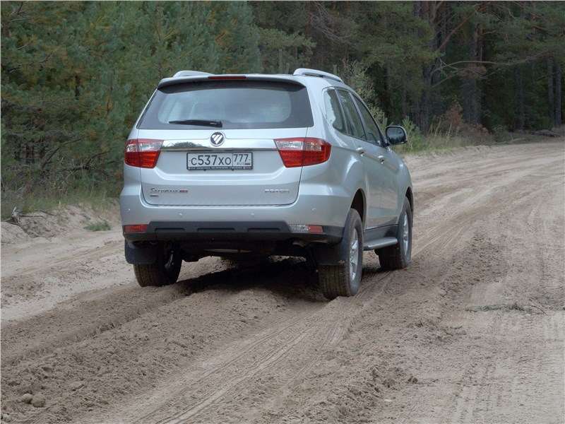 Фото Foton Sauvana - Система полного привода TOD не слишком настойчиво стабилизирует внедорожник при быстром движении по рыхлой поверхности