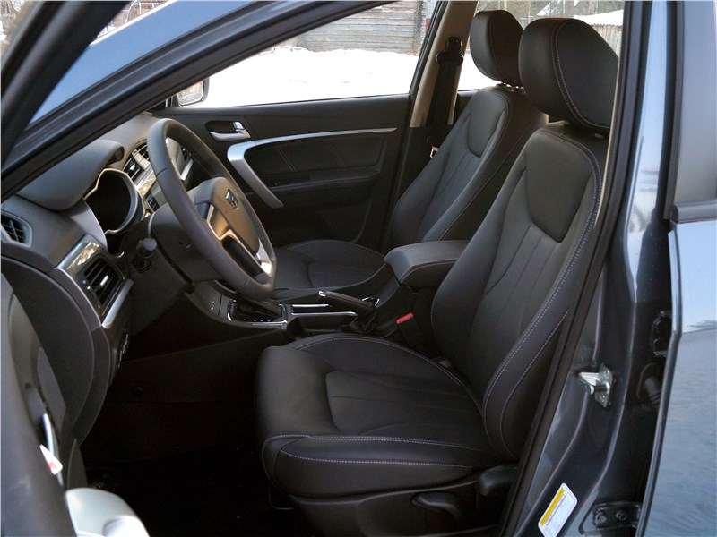 Фото Geely Emgrand 7 - Водительское кресло набито плотно, валики боковой поддержки на подушке ощущаются хорошо,…
