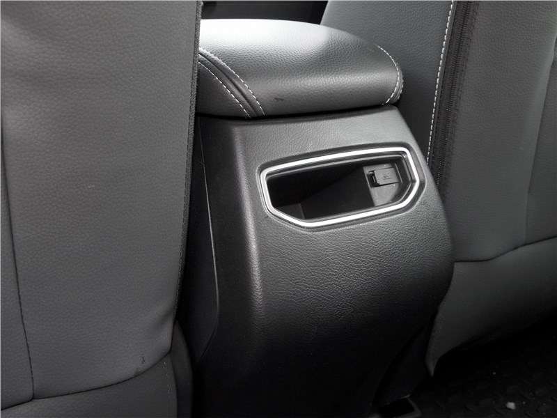 Фото Geely Emgrand X7 - Для задних пассажиров предназначена розетка USB и небольшая полочка для размещения мобильного телефона