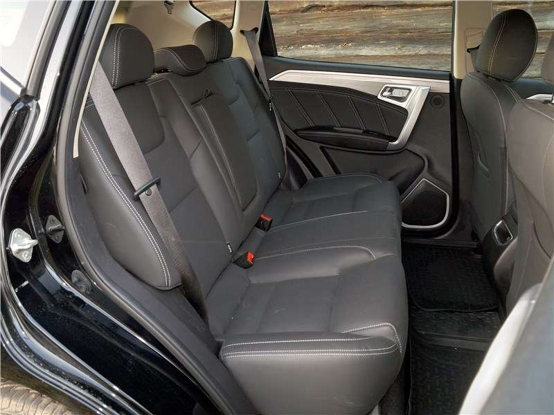 Фото Geely Emgrand X7 - Задний диван имеет два заметно отформованных места по краям. Посадка удобная, места для ног хватает, китайский кроссовер далеко не мал внутри