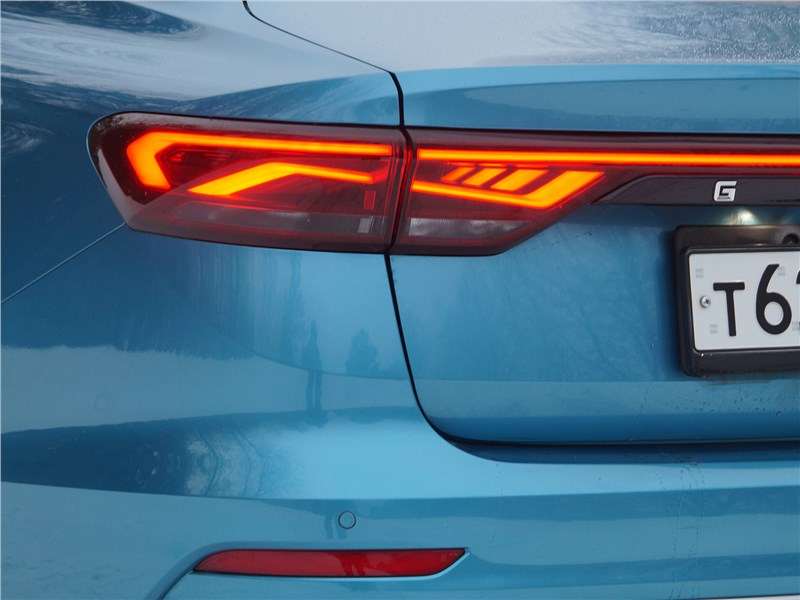 Фото Geely Emgrand - Задние фонари — светодиодные. Фонари правого и левого борта объединяет светящаяся линия