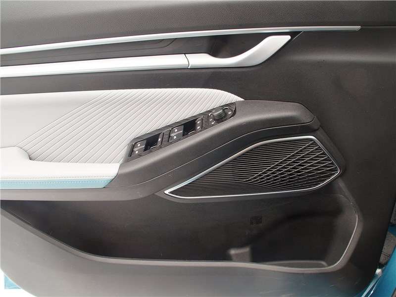 Фото Geely Emgrand - Возможно, материалы отделки салона не самые дорогие, однако сборка качественная, на неровных дорогах детали «молчат»