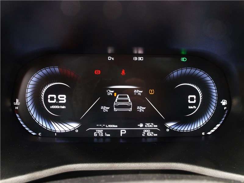 Фото Geely Emgrand - Панель приборов — электронная, но практически монохромная. Цветные здесь только пиктограммы работы различных систем