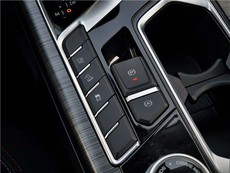 Фото Geely Tugella - Позади селектора автомата на туннеле пола расположились еще несколько функциональных кнопок