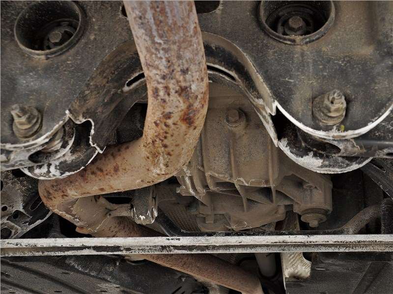 Фото Geely Tugella - Механизм подключения задних колес прикрыт снизу крепкой поперечиной