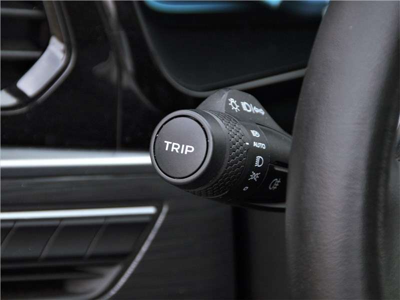 Фото Geely Tugella - ...при этом в торце левого рычажка расположена кнопка Trip, с помощью которой обнуляются показания бортового компьютера