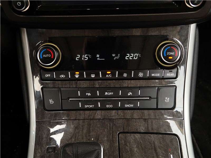 Фото Haval H8 - К услугам пассажиров Haval H8 – трехзонная система климат-контроля