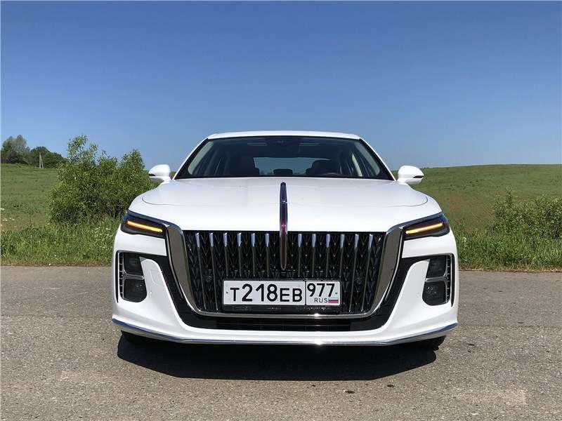 Фото Hongqi H5 - Радиаторная решётка Hongqi символизирует то ли водопад, то ли бамбук