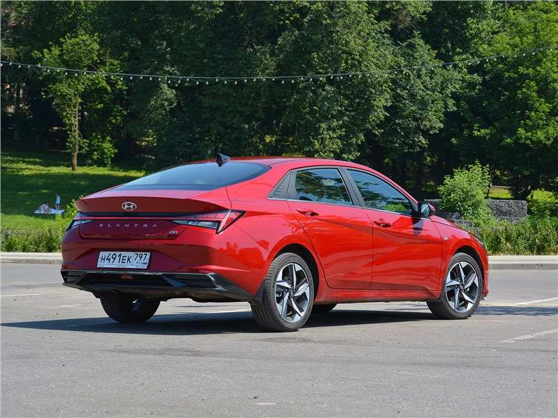 Фото Hyundai Elantra - Hyundai Elantra (2021) вид сзади сбоку