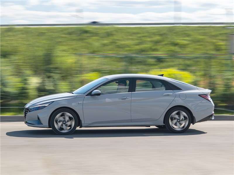 Фото Hyundai Elantra - Hyundai Elantra (2021) вид сбоку