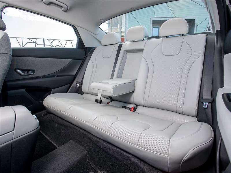 Фото Hyundai Elantra - По комфорту диван Elantra не уступает конкуренту