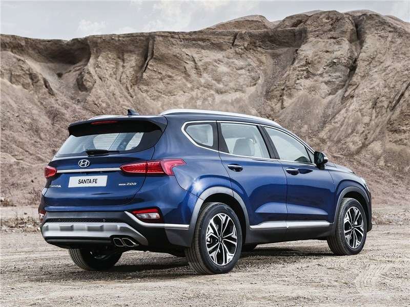 Фото Hyundai Santa Fe - Hyundai Santa Fe 2019 вид сбоку сзади