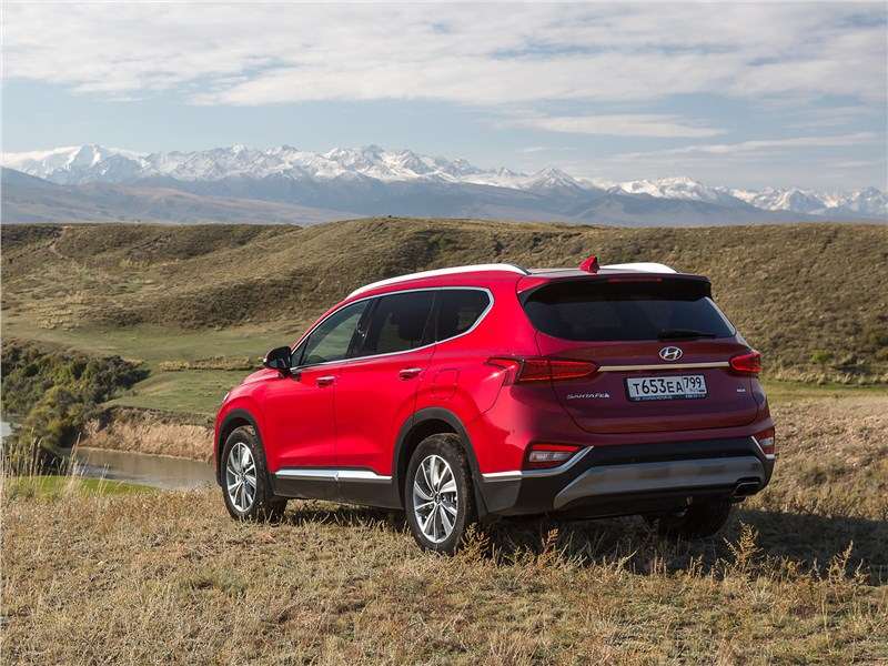 Фото Hyundai Santa Fe - Hyundai Santa Fe 2019 вид сзади