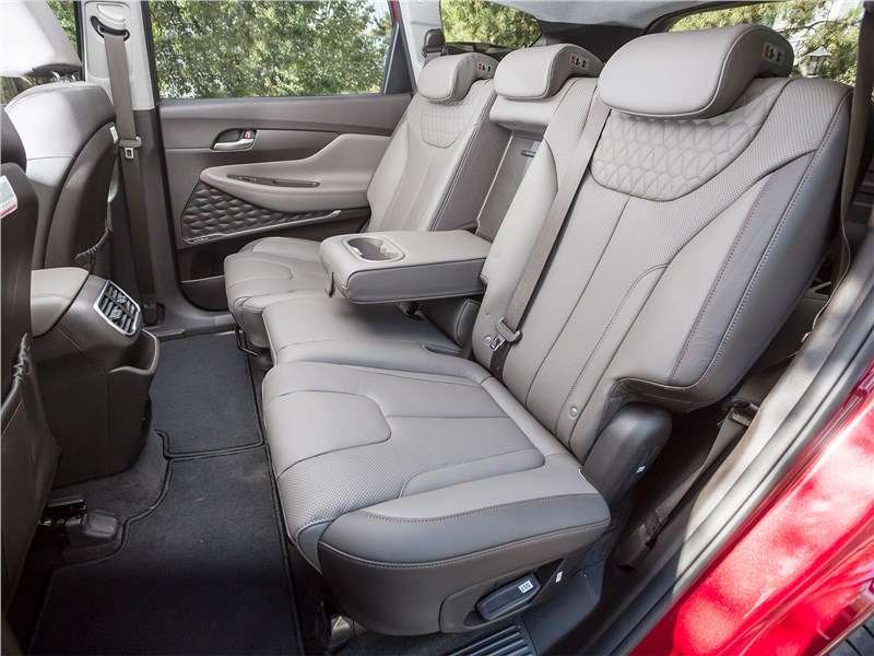 Фото Hyundai Santa Fe - На креслах второго ряда не стали экономить – они очень удобные