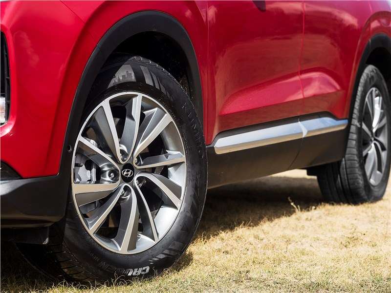 Фото Hyundai Santa Fe - Реальный клиренс все-таки недотягивает до уровня настоящих внедорожников, поэтому более-менее серьезное бездорожье этому кроссоверу противопоказано
