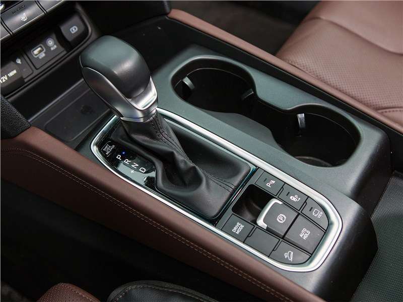 Фото Hyundai Santa Fe - Автоматическая коробка передач отличается плавностью работы