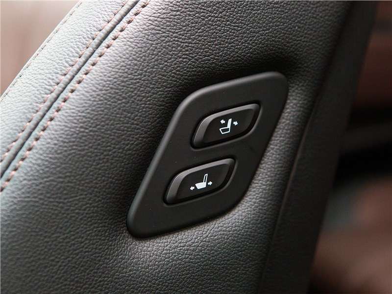 Фото Hyundai Santa Fe - Дополнительные клавиши позволяют водителю регулировать правое переднее сиденье