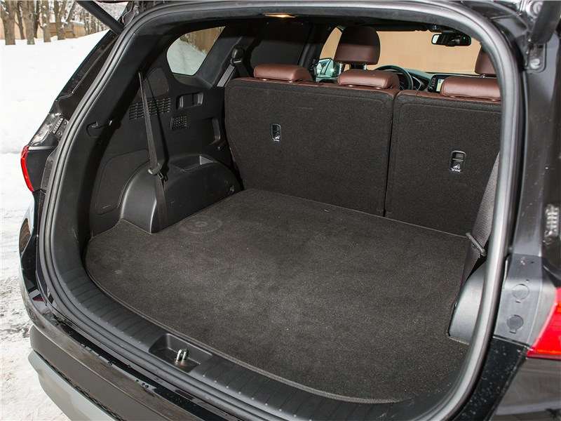 Фото Hyundai Santa Fe - Сложенный третий ряд сидений в Hyundai совершенно незаметен