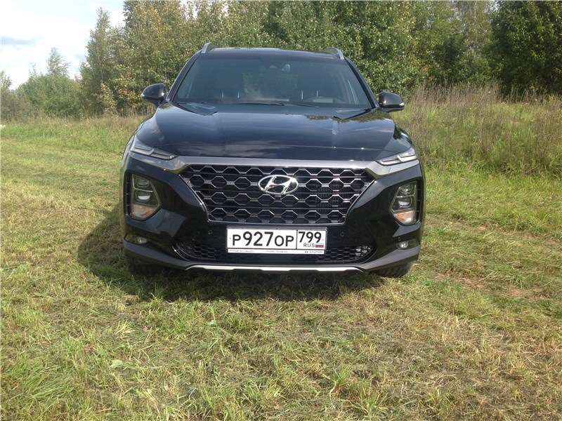 Фото Hyundai Santa Fe - «Сотовая» тема в дизайне Santa Fe начинается с решетки радиатора