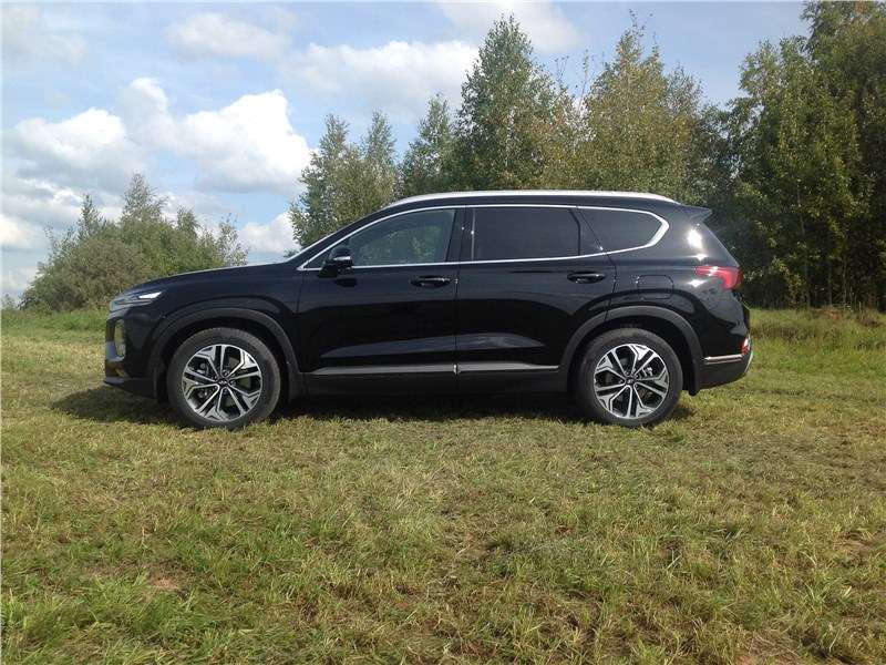 Фото Hyundai Santa Fe - В профиль автомобиль – такой же, как на ходу: динамичный и устойчивый