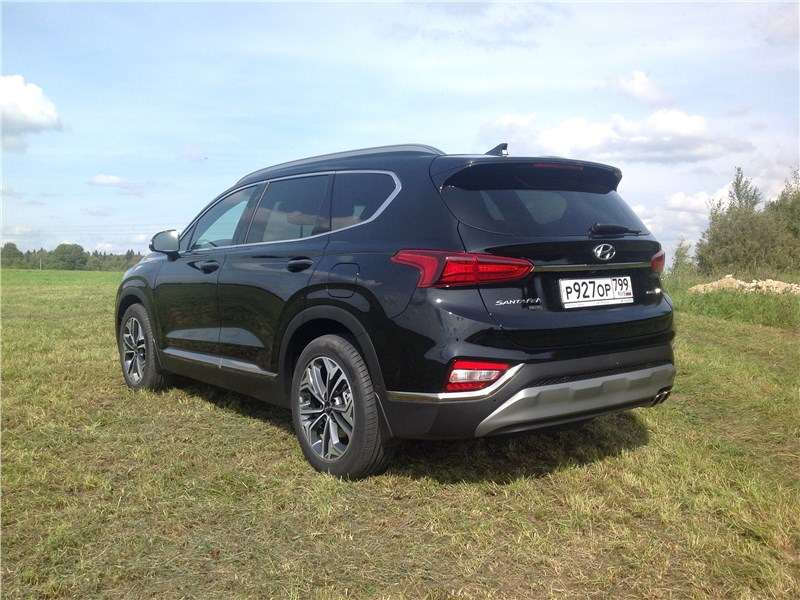 Фото Hyundai Santa Fe - Задний бампер вроде практичный, из некрашеного пластика – если бы не размеры серебристой накладки