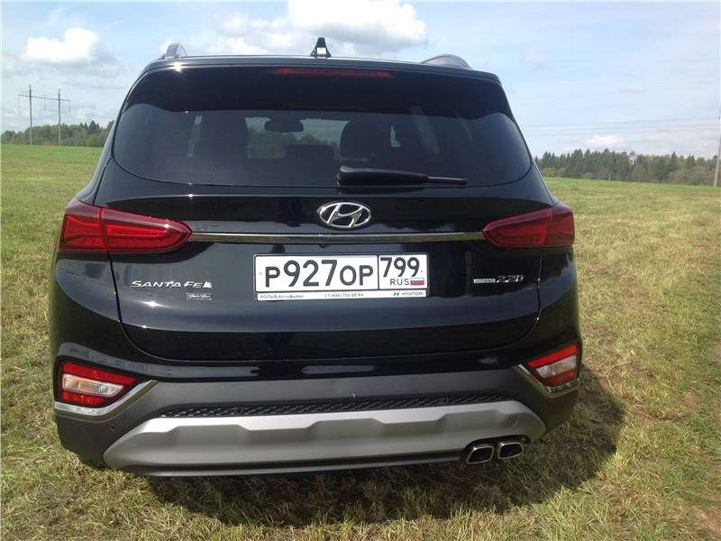 Фото Hyundai Santa Fe - Подводка задних фонарей, планка между ними – хром, во вполне умеренном количестве