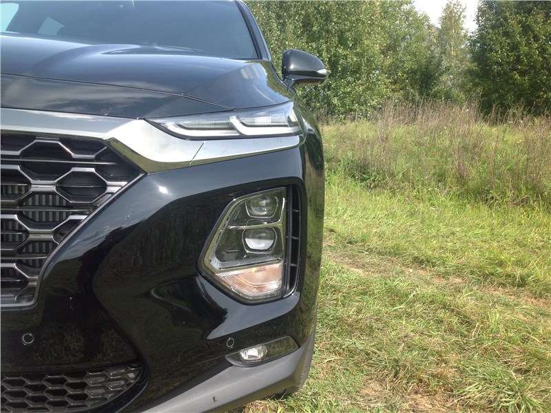Фото Hyundai Santa Fe - Передняя оптика, разнесенная на три «этажа» – модное современное решение